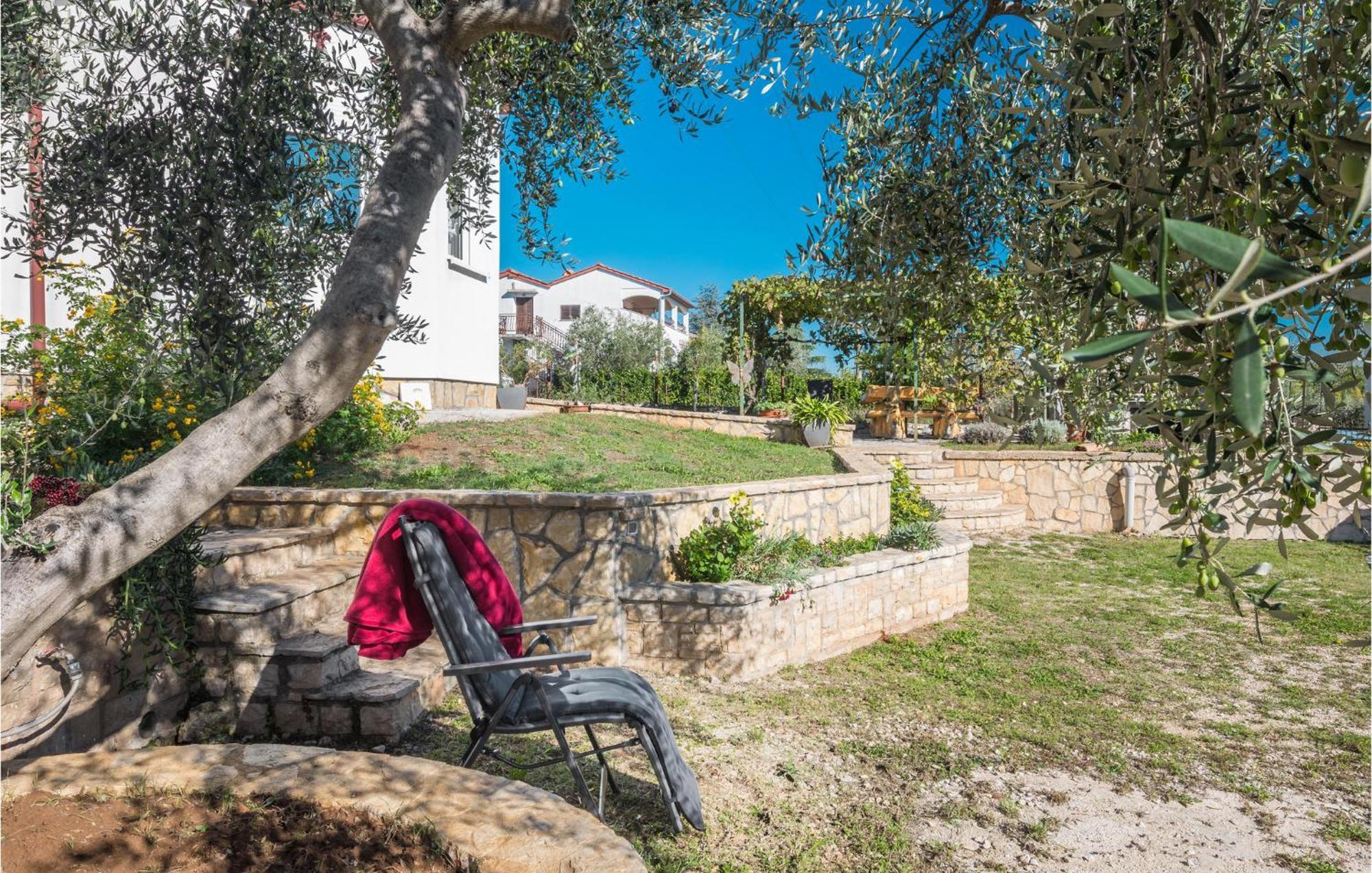 One-Bedroom Apartment in Musalez Buitenkant foto