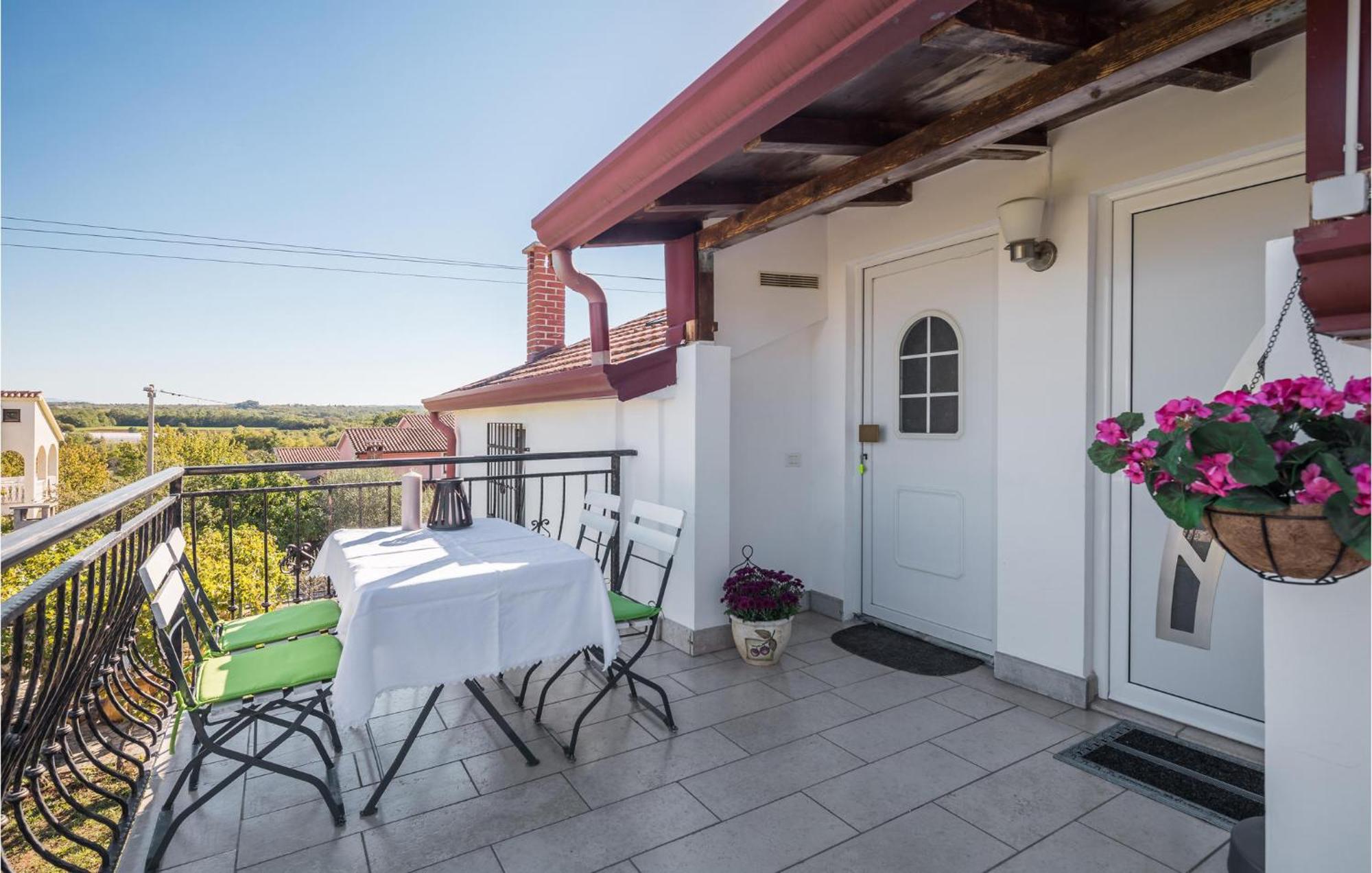 One-Bedroom Apartment in Musalez Buitenkant foto